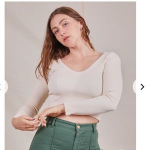 LONG SLEEVE V-NECK TEE